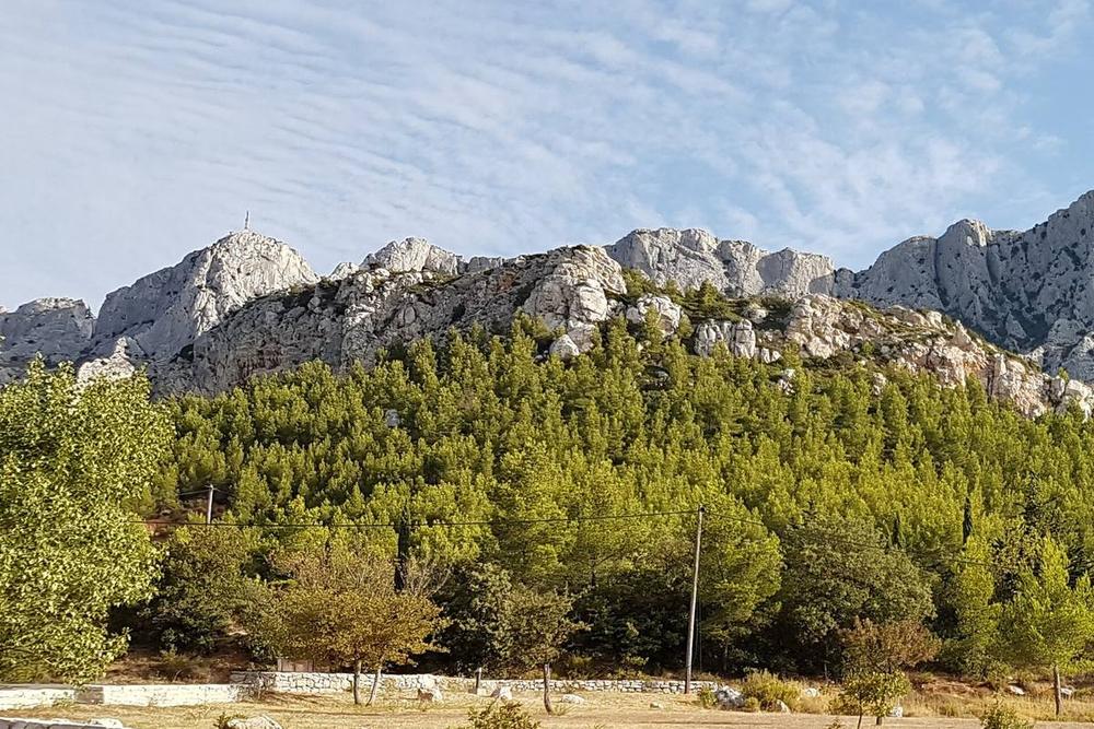 La montagne Sainte-Victoire depuis la route de Saint-Antonin-sur-Bayon, près d'Aix-en-Provence
